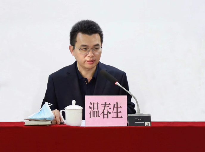 常务副场长温春生传达院工作会议精神.jpg