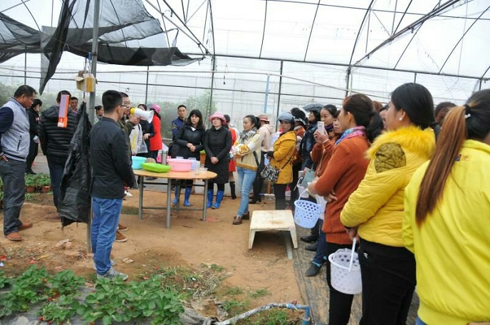 参观基地.jpg 参观基地.jpg