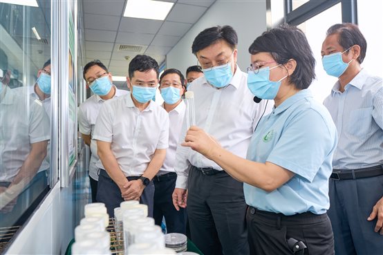 图片包含 人, 室内, 男人, 蛋糕&#xA;&#xA;描述已自动生成